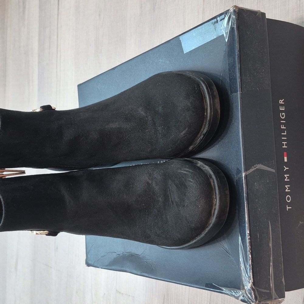 Elegant Black Ankle Boots with Gold Accent - Picture 2 of 6